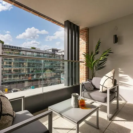 Spacious, Modern In The Heart Of דירה דבלין