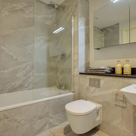 Spacious, Modern In The Heart Of *